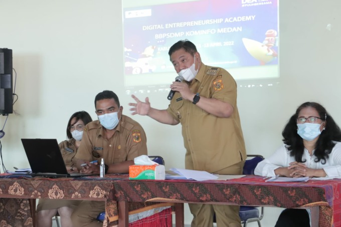 ARAHAN: Bupati Dairi, Eddy KA Berutu didampingi Kabid Infrastruktur Sarana Komunikasi dan Informatika, Hotmajaya Nainggolan dan mewakili Kepala BBPSDMP Komimfo Medan, Matalina Sitanggang berikan arahan saat buka pelatihan DEA bagi pelaku UMKM di kecamatan