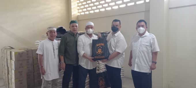 TERIMA: Ketua PWI Sumut, Farianda Putra Sinik menerima paket leberan dari Komjen Agus Andrianto yang diserahkan Harianto Tan dan Darsen Song, kemarin. (IST).