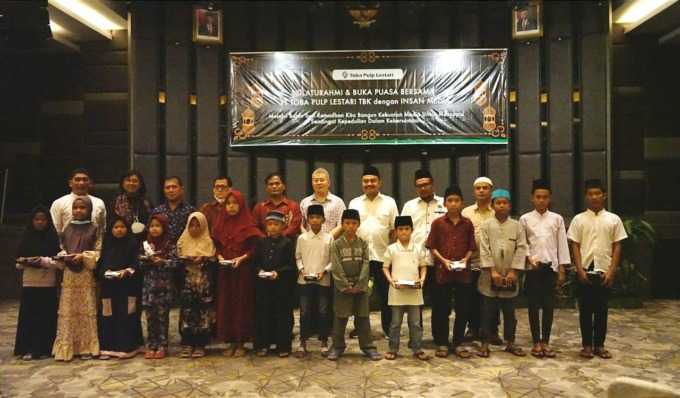 Manajemen PT TPL berfoto bersama anak yatim saat acara berbuka puasa di Medan, Rabu (20/4/2022).