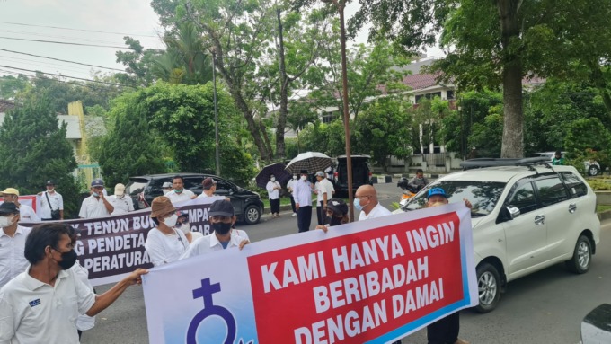 AKSI: Jemaat Gereja HKBP Pabrik Tenun Medan menggelar aksi di Kantor HKBP Distrik X Medan-Aceh meminta agar pendeta resort HKBP Pabrik Tenun diganti, Senin (25/4).