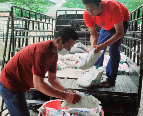 Danone-AQUA memberikan bantuan produk AQUA, Mizone, dan beras kepada PWI Sumut, diserahkan pada Selasa (26/4/2022).