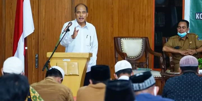 SAMPAIKAN: Wali Kota Tebingtinggi Umar Zunaidi Hasibuan ketika menyampaikan materi dalam kegiatan Kajian Ramadan yang dilaksanakan Pemko Tebingtinggi, DMI dan Khami.sopian/sumut pos.