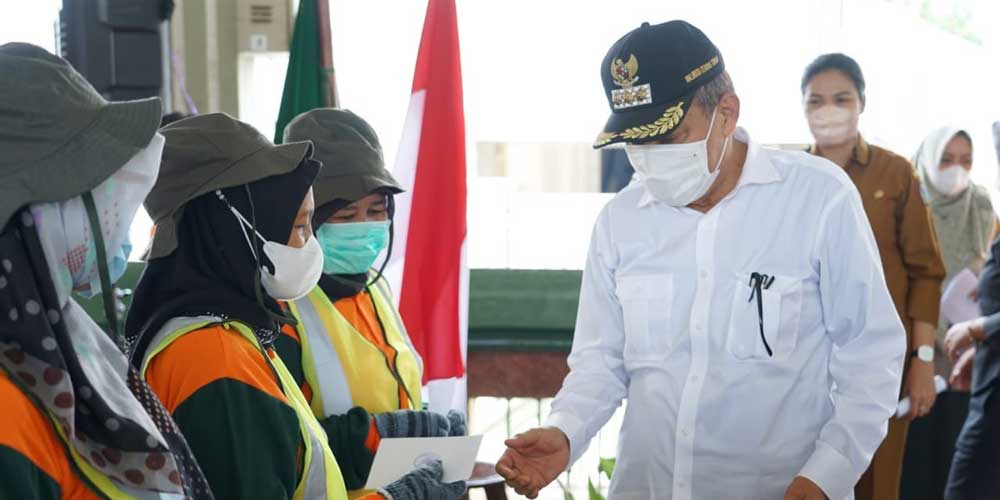BANTUAN: Wali Kota Tebingtinggi Umar Zunaidi Hasibuan ketika memberikan bantuan penghargaan kepada  pasukan orange penyapu jalan di Kota Tebingtinggi.SOPIAN/SUMUT POS.