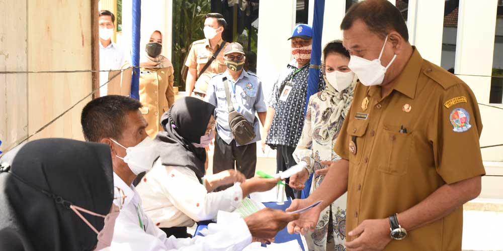 TINJAU: Bupati Deliserdang H Ashari Tambunan dan Wakil Bupati HMA Yusuf Siregar  dan para kepala dinas meninjau langsung pelaksanaan Pemilihan Kepala Desa (Pilkades) serentak, Senin (18/4),