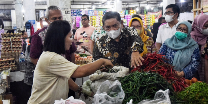 INSPEKSI: Wabup Deliserdang, HM Ali Yusuf Siregar saat melakukam inspeksi mendadak di Pasar Tradisional Deli Mas, Lubukpakam, Jumat (1/4).