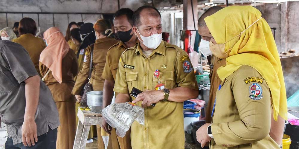 RAZIA: Tim terpadu pengendalian, pengawasan dan penertiban obat,makanan dan minuman Pemerintah  Kabupaten Deliserdang  melakukan  razia makanan dan minuman di sejumlah usaha kecil menengah, toko grosir, dan toko swalayan di sekitar Kota Lubukpakam, Selasa