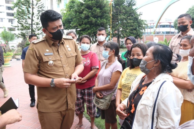 DENGARKAN: Wali Kota Medan Muhammad Bobby Afif Nasution, saat mendengarkan keluhan warga Lingkungan 10, Kelurahan Belawan Bahari, Kecamatan Medan Belawan, yang datang ke Kantor Wali Kota Medan, Selasa (10/5). (PEMKO MEDAN/ SUMUT POS)