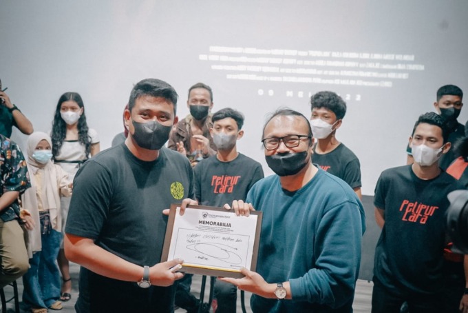 SERAHKAN: Bobby saat menyerahkan bukti dukungan kepada para sineas Kota Medan.