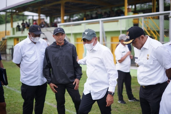 BERBUCARA: Edy Rahmayadi berbicara dengan I Putu Gede.