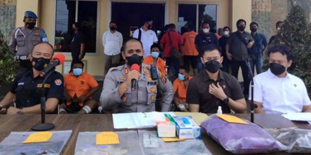 KONFERENSI PERS: Kapolres Asahan AKBP Putu Yudha Prawira SIK menggelar konferensi pers kasus perampokan truk berisi buah sawit di Mapolres Asahan, Selasa (17/5).