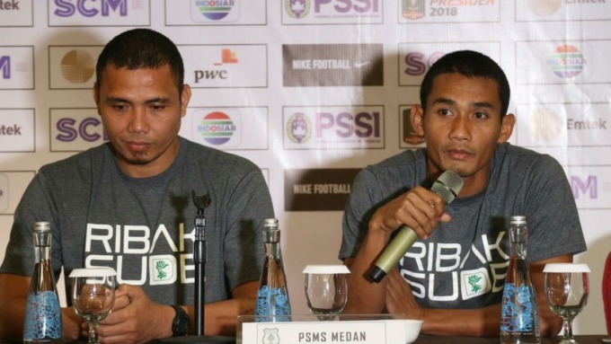 SATU-SATUNYA: Legimin Raharjo (kanan) bakal menjadi satu-satunya asisten pelatih di PSMS yang berasal dari Medan.