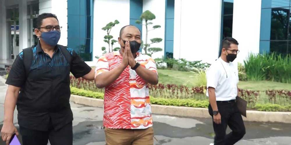 DIGIRING: Akhmad Arjun Nasution (tengah), tersangka dugaan tambang ilegal di Madina saat digiring dari Kantor Kejati Sumut, Jumat (13/5). agusman/sumut pos.