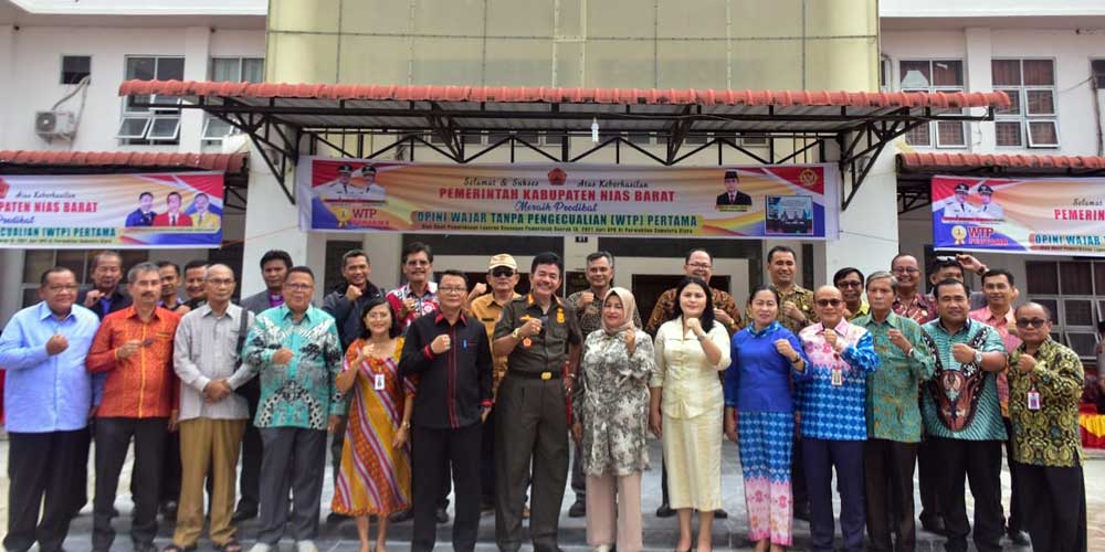 BERSAMA: Bupati Nias Barat Khenoki Waruwu didampingi Ketua TP PKK Nias Barat, diabadikan bersama unsur Pemkab Nias Barat, dan tokoh masyarakat, Kamis (19/5).