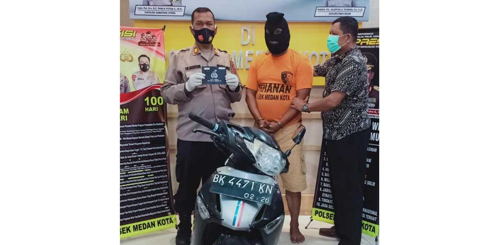 TERSANGKA: Pekerja bengkel yang nekat mencuri sepeda motor bosnya sendiri saat diamankan di Kantor Polsek Medan Kota.