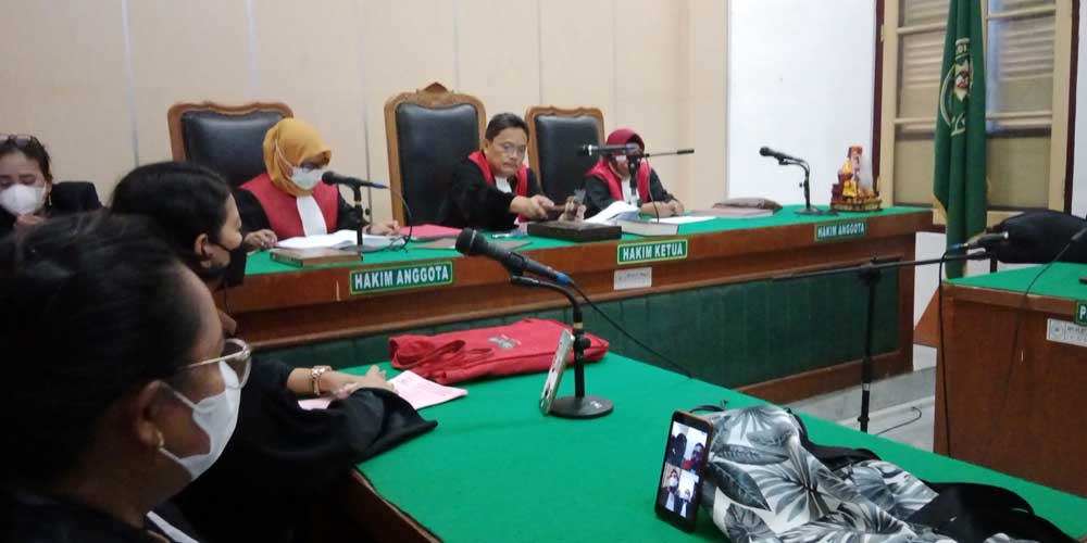PUTUSAN: Majelis hakim membacakan putusan terhadap kedua terdakwa kasus sabu secara virtual di PN Medan, Kamis (12/5).