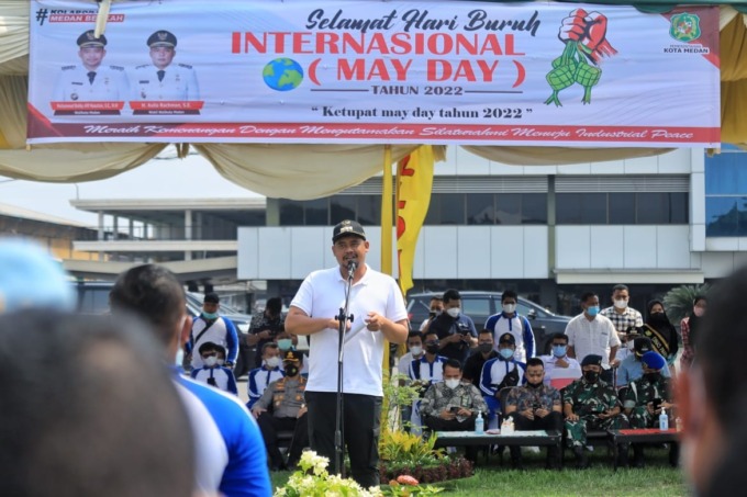 SAMBUTAN: Wali Kota Medan Bobby Nasution memberikan sambutan pada peringatan May Day di halamn PT Karet Deli, Jalan Yos Sudarso Medan. (FOTO: PEMKO MEDAN FOR SUMUT POS)