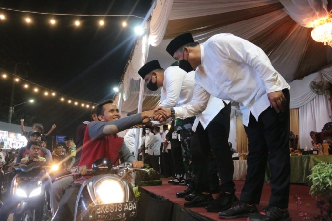 MELEPAS: Wali Kota Medan Bobby Nasution dan Wakil Wali Kota Aulia Rachman melepas pawai kendaraan hias pada malam takbiran di depan Pelabuhan Penumpang Bandar Deli, Jalan Stasiun, Kecamatan Medan Belawan