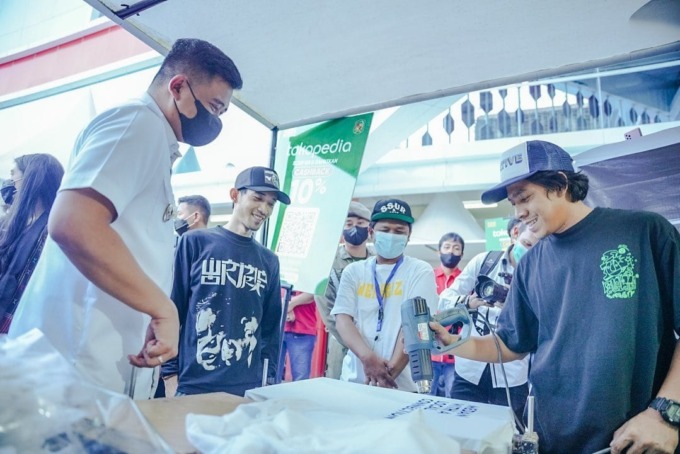 TINJAU: Bobby Nasution saat mengunjungi stan salah satu produk UMKM.