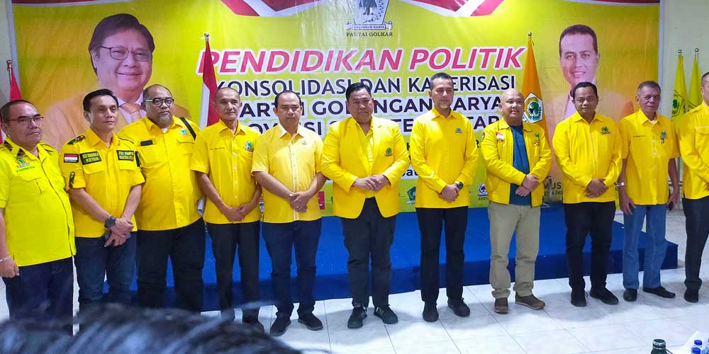 RUDY SITANGGANG/SUMUT POS KONSOLIDASI: Ketua DPD I Partai Golkar Sumut, Musa Rajekshah bersama Ketua DPD II Golkar Dairi, Eddy Keleng Ate Berutu dan Ketua DPD II Golkar Karo, dan Pakpak Bharat diabadikan di sela menggelar kegiatan konsolidasi dan pendidik