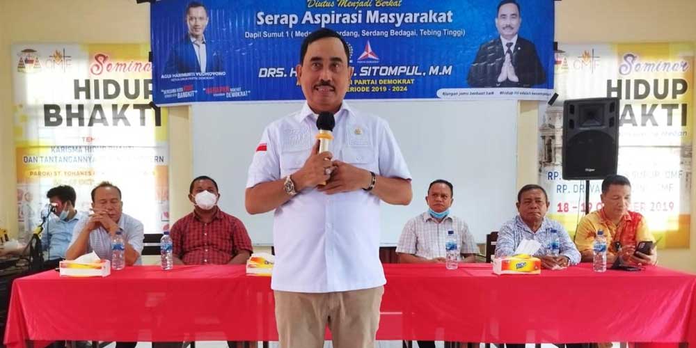 SERAP ASPIRASI: Hendrik H Sitompul saat menggelar reses di Paroki Mandala, belum lama ini.