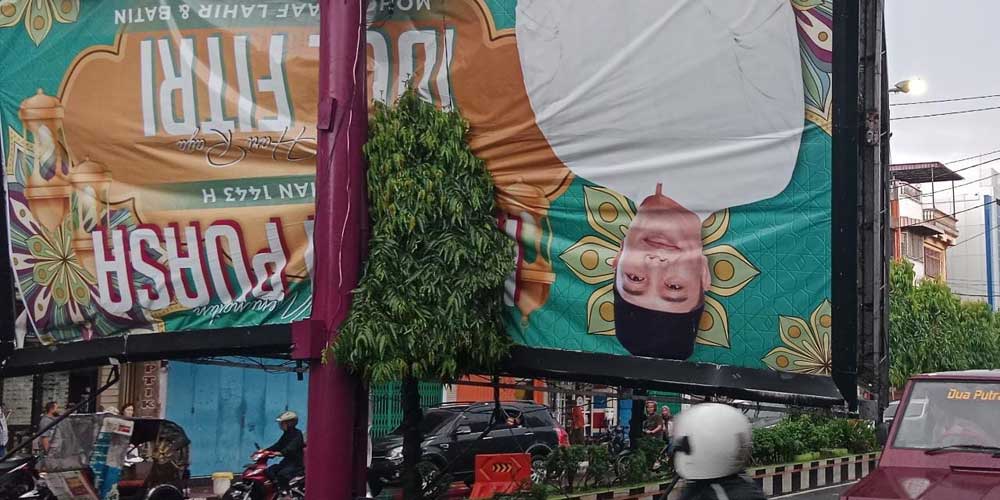 TUMBANG: Ada sebanyak 2 baliho dan beberapa batang pohon di Kota Binjai tumbang, usai Kota Rambutan diguyur hujan es disertai angin kencang selama satu jam, Minggu (22/5) sore.