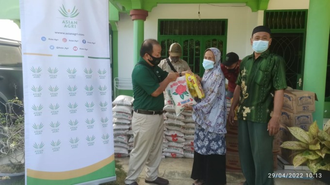 Bantuan diserahkan oleh Senior Manager PT Supra Matra Abadi, Armstrong V Sihombing, didampingi oleh Koordinator CSR Sumatera Utara, Aris Yuneidi, KTU Alpen Astiyasa, Asisten Sustainability Rizky Hasibuan dan Danru Evi Sairi.