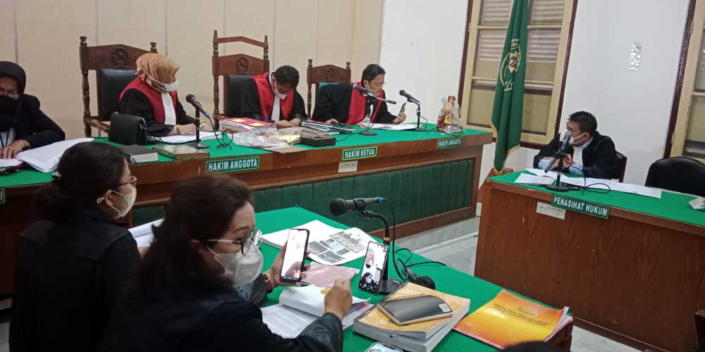 JALANI SIDANG: Majelis hakim dan jaksa penuntut umum menggelar sidang dakwaan secara virtual dua terdakwa kurir sabu  di PN Medan.AGUSMAN/SUMUT POS.