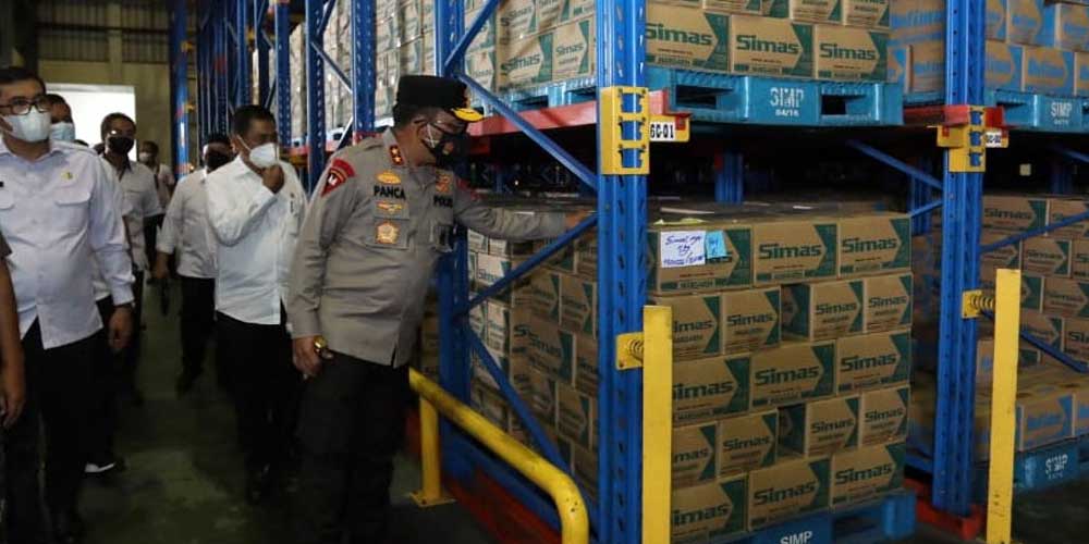 TINJAU: Kapolda Sumut Irjen Pol RZ Panca Putra Simanjuntak saat mengecek gudang migor di kawasan Deliserdang, beberapa waktu lalu.DEWI S LUBIS/SUMUT POS.