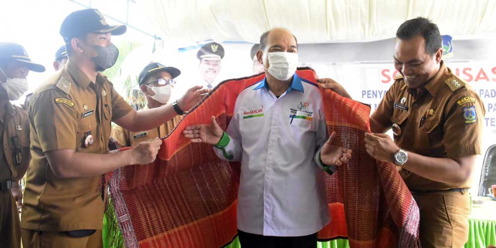 PENYULUHAN: Wali Kota Tebingtinggi Umar Zunaidi Hasibuan didampingi Camat Rambutan Mawansyah Harahap,  membuka kegiatan penyuluhan Hepatitis akut anak dan PMK pada hewan ternak sapi Kecamatan Rambutan.