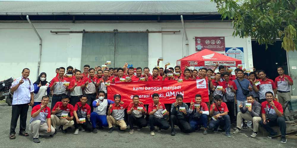 BERSAMA: Kurir JNE peserta Safety Riding berfoto bersama.