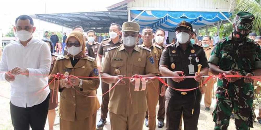 PERESMIAN: Bupati Labuhanbatu dr H Erik Adtrada Ritonga, MKM dan Wakil Bupati Labuhanbatu Hj. Ellya Rosa Siregar, S.Pd.MM, Menghadiri acara peresmian rumah Restorative Justice di Balai Desa Sidorukun, Kecamatan Pangkatan, Kabupaten Labuhanbatu, Senin (30/