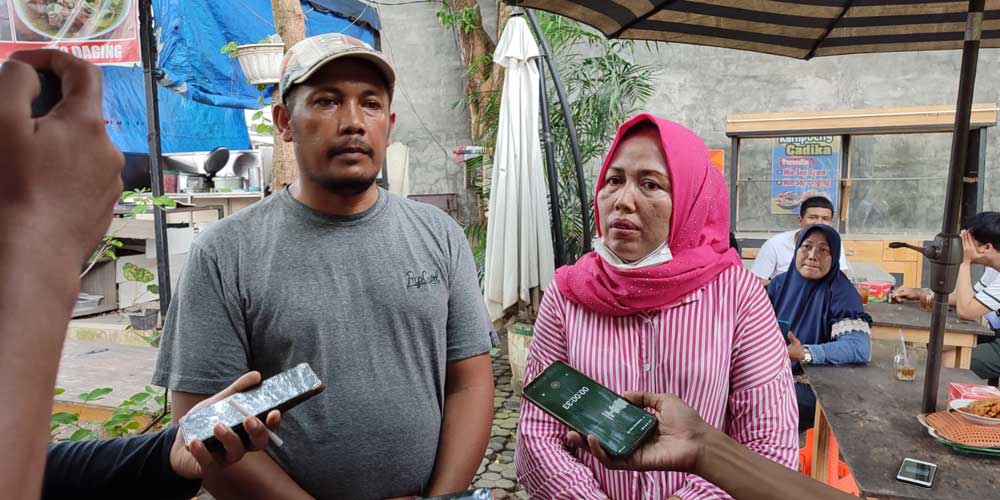 istimewa/sumut pos WAWANCARA: Sri bersama suaminya saat diwawancari wartawan soal penertiban warung lontong miliknya yang dilakukan Dinas Pemuda dan Olahraga (Dispora).