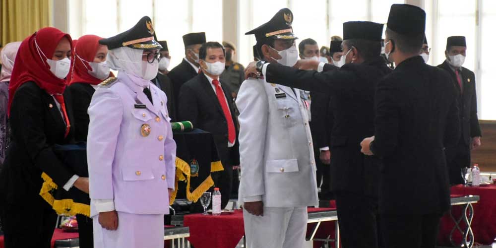 LANTIK: Gubsu Edy Rahmayadi melantik Pj Wali Kota Tebingtinggi dan Pj Bupati Tapteng di Aula Tengku Rizal Nurdin, Rumah Dinas Gubernur, Kota Medan.SOPIAN/Sumut Pos.