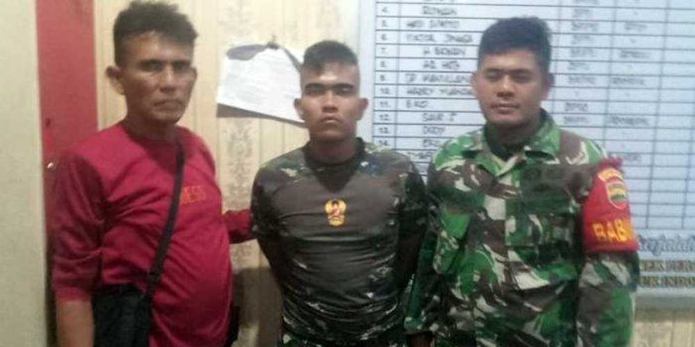 DITANGKAP: Kriston Sinaga (tengah) saat diamankan polisi dan TNI.