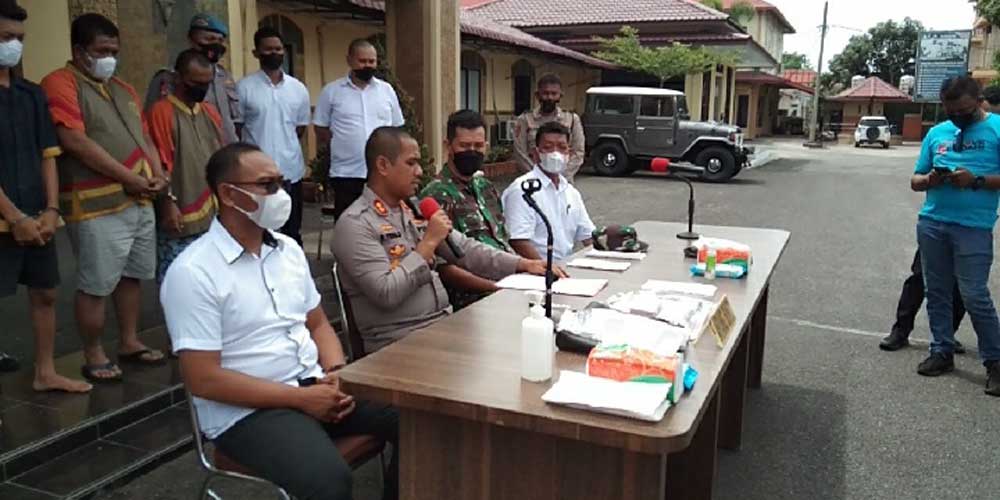 PAPARKAN: Kapolres Asahan, AKBP Putu Yudha Pra-wira  saat menggelar konferensi kasus narkoba, di Halaman Polres Asahan, Rabu (18/5