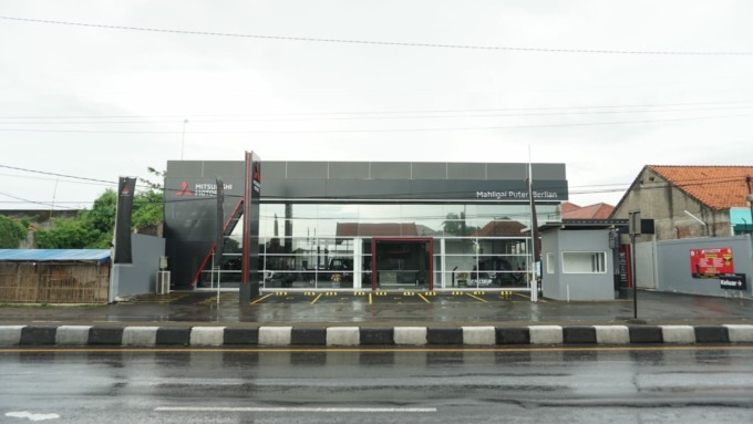 DEPAN: Diler Mitsubishi ke-2 di Indramayu tampak dari depan.