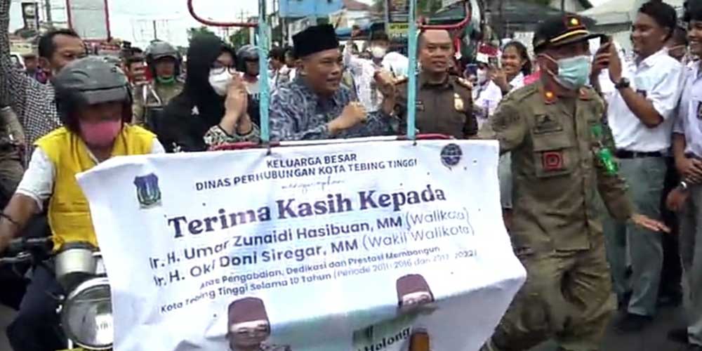 NAIK BETOR: Umar Zunaidi Hasibuan diarak warak menuju Medan hingga kebatas wilayah Kota Tebingtinggi menaiki becak motor warga dengan teriakan para pelajar.