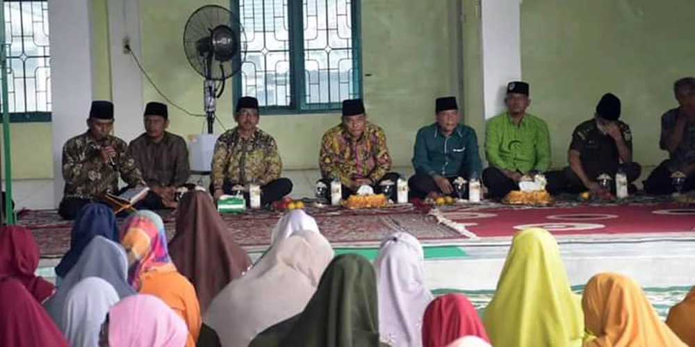 SILATUHRAHIM: Wali Kota Tebingtinggi Umar Zunaidi Hasibuan didampingi Wakil Wali Kota ketika melakukan silatuhrami sekaligus halal bi halal dengan Pengurus Al Wasliyah Kota Tebingtinggi.SOPIAN/SUMUT POS.