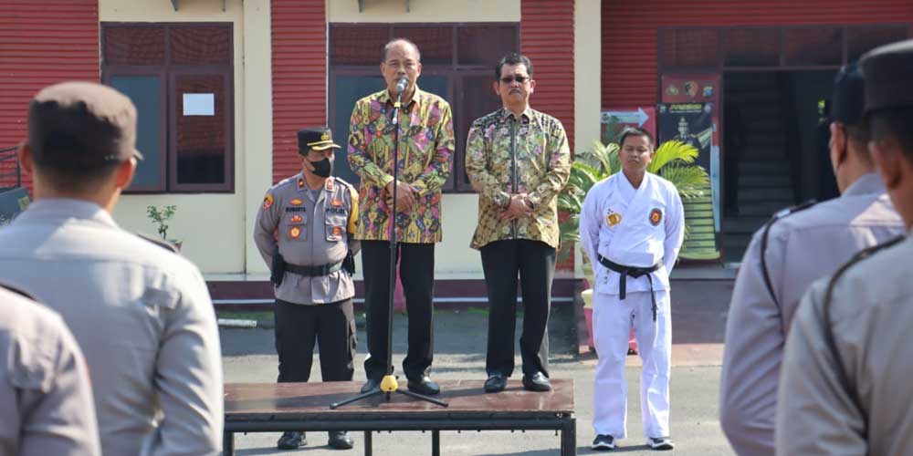 PAMIT: Wali Kota Tebingtinggi Umar Zunaidi Hasibuan dan Wakil Wali Kota Oki Doni Siregar saat kegiatan pamit dengan Kapolres Tebingtinggi AKBP M Kunto Wibisono.SOPIAN/SUMUT POS.