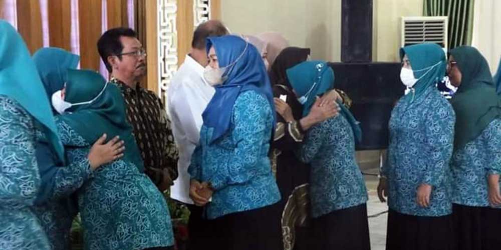 PAMIT: Wali Kota Tebingtinggi Umar Zunaidi Hasibuan didampingi Nyonya Hj Sri Kurnia Ningsih, Wakil Wali Kota Oki Doni Siregar didampingi Nyonya Nila Oki Doni saat perpisahan dengan TP PKK Kota Tebingtinggi.