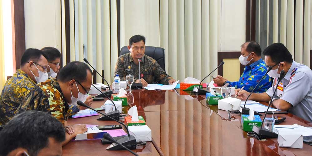 RAKOR:  Asisten Sekdakab Deliserdang, Drs Citra Effendi Capah MSP memimpin rakor  penataan kecamatan. BATARA/SUMUT POS.