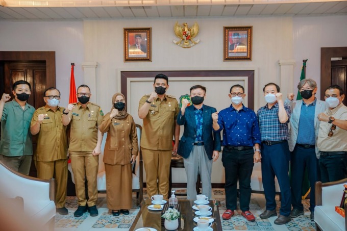 BERSAMA: Wali Kota Medan Bobby Nasution dan jajaran foto bersama President Director Seoul Institute of Technology and Education (SITE) di sela-sela melakukan audiensi kerja sama (PEMKO MEDAN FOR SUMUT POS)