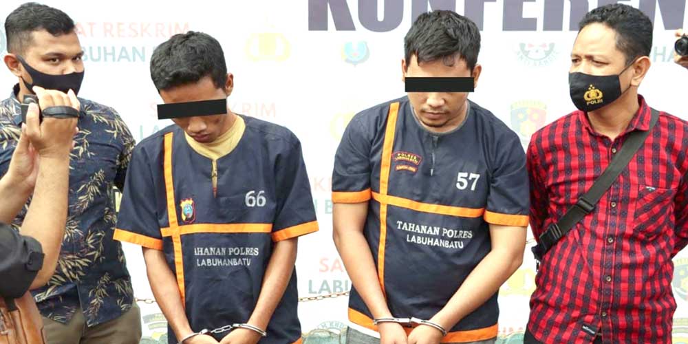 TEPUNG TAWAR: Bupati Labuhanbatu Erik Adtrada melaksanakan upah-upah dan pemberian tepung tawar terhadap CJH yang tergabung dalam Himpunan Pembantu Kemalangan di kediamannya Kelurahan Padangmatinggi, Kecamatan Rantau Utara, Kamis (9/6). fajar/SUMUT POS.