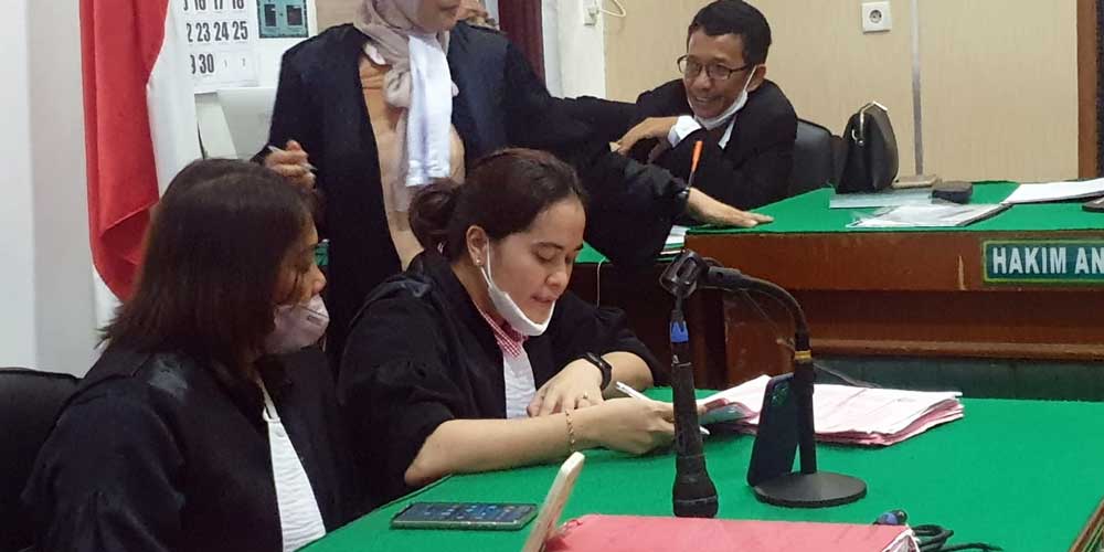 DAKWAAN: JPU membacakan dakwaan terhadap dua terdakwa kurir sabu secara virtual di PN Medan, Rabu (8/6). agusman/sumut pos.