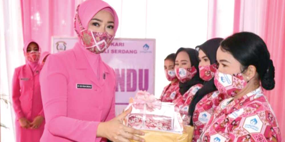 istimewa TALI ASIH: Ketua Bhayangkari Daerah Sumatera Utara (Sumut) Rita Panca Putra saat memberikan tali asih, di Mapolresta Deliserdang, Kamis (2/6).