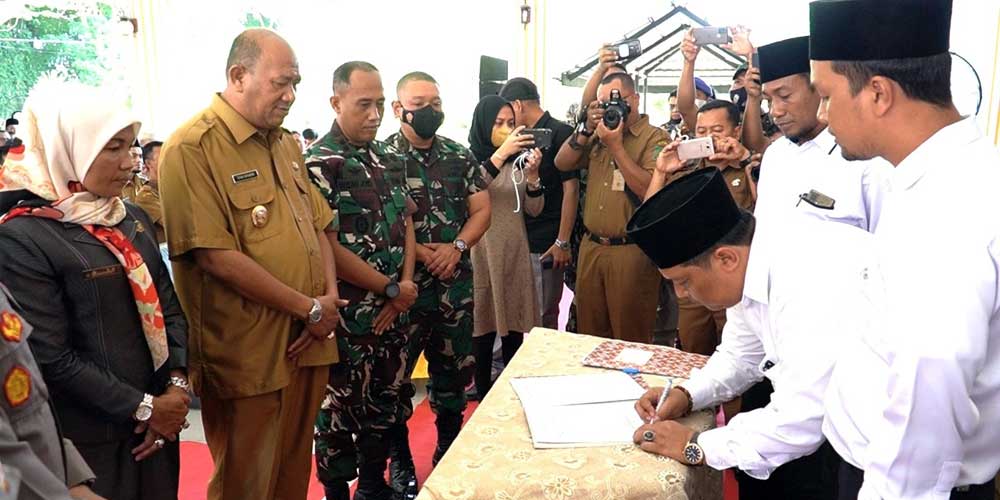 SAKSIKAN: Plt Bupati Langkat  Syah Afandin menyaksikan penandatanganan deklarasi damai Pilkades.
