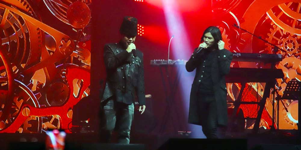 KONSER:  Dewa 19 saat menggelar konser di Santika Premiere Dyandra Hotel & Convention.