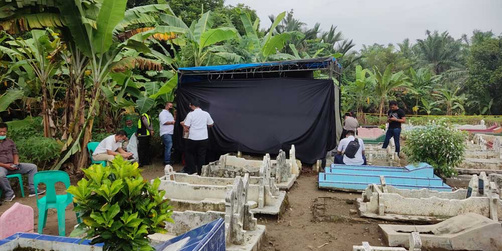 PEMBONGKARAN: Polres Binjai saat melakukan ekshumasi atau pembongkaran kuburan korban dugaan penganiayaan hingga meninggal dunia berinisial MIA (11), di Tempat Pemakaman Umum, Jalan Umar Baki, Kelurahan Payaroba, Binjai Barat, Rabu (15/6) lalu.