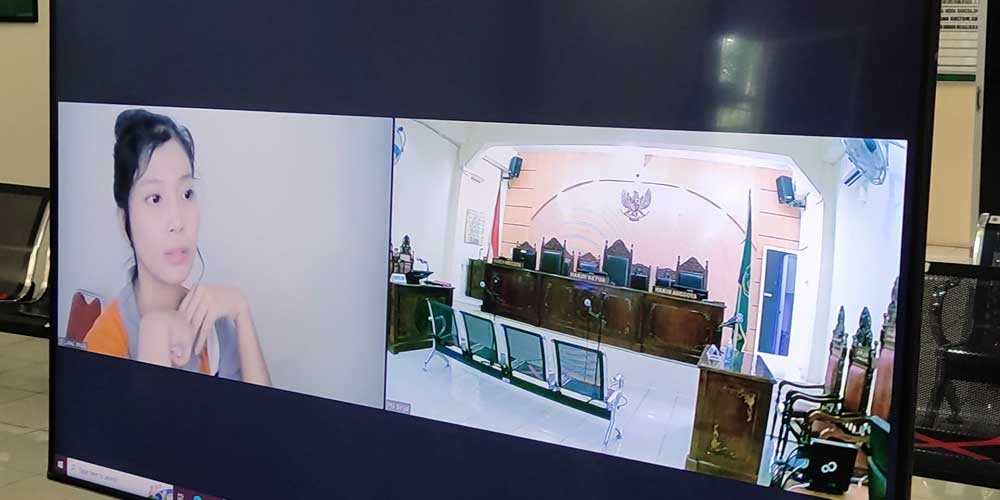 SIDANG: Terdakwa kasus dugaan penipuan, Siska Maulida Ginting kembali menjalani sidang lanjutan di Ruang Cakra Pengadilan Negeri Binjai, Rabu (29/6).