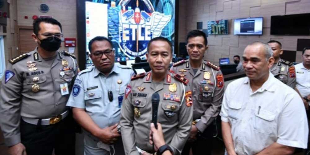 Wawancara: Kasubdit Dakgar Ditgakkum Korlantas Polri, Kombes Pol I Made Agus Prasatya bersama Dirlantas Polda Sumut, Kombes Pol Indra Darmawan Iriyanto saat diwawancarai wartawan, Kantor Ditlantas Polda Sumut, Jalan Putri Hijau Medan, Senin (27/6).